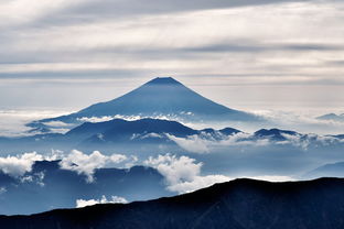 日本樱岛火山喷发，烟柱高达2700米的震撼瞬间