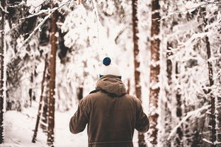 疲惫之旅，男子累到气喘吁吁的登机之旅